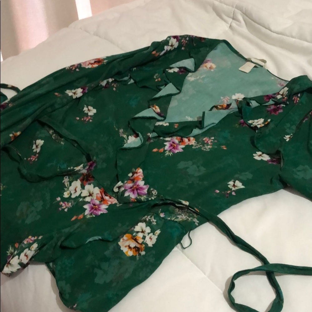 H&M blouse never worn beautiful flower pattern